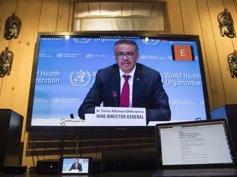 Foto de la televisión con el Director General de la ONU que