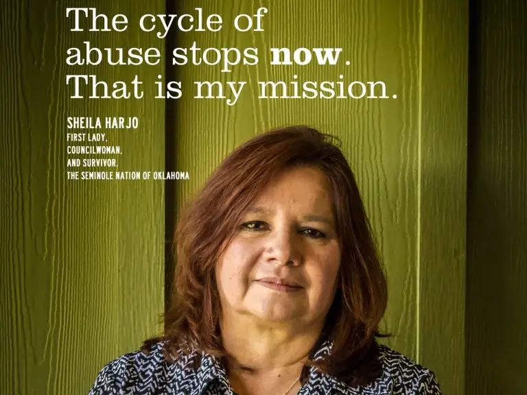El cyle of abuse se detiene ahora, póster con Sheila Harjo