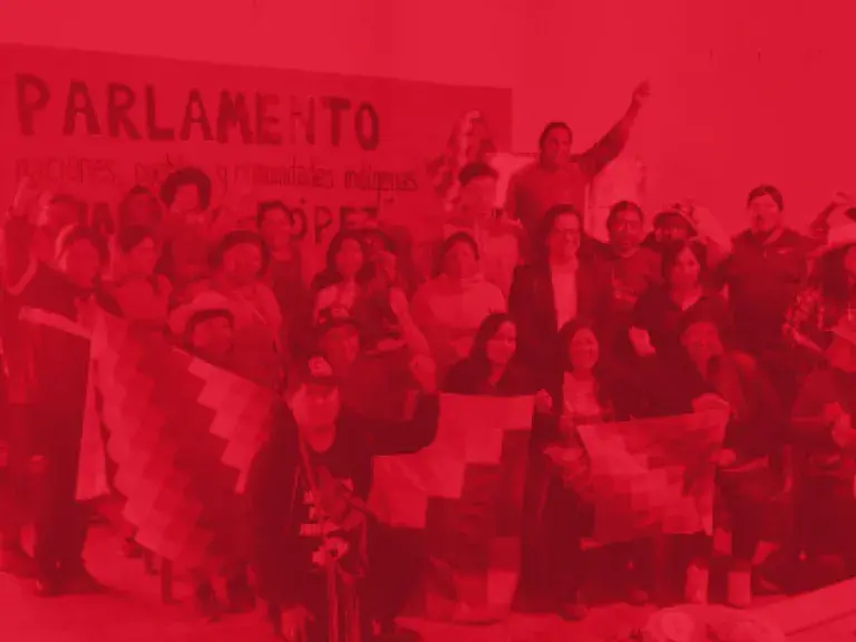 Pueblo indígenas que celebran la victoria de los derechos humanos