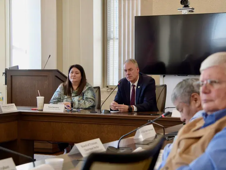 Abogados Tara Sweeney y Ryan Zinke