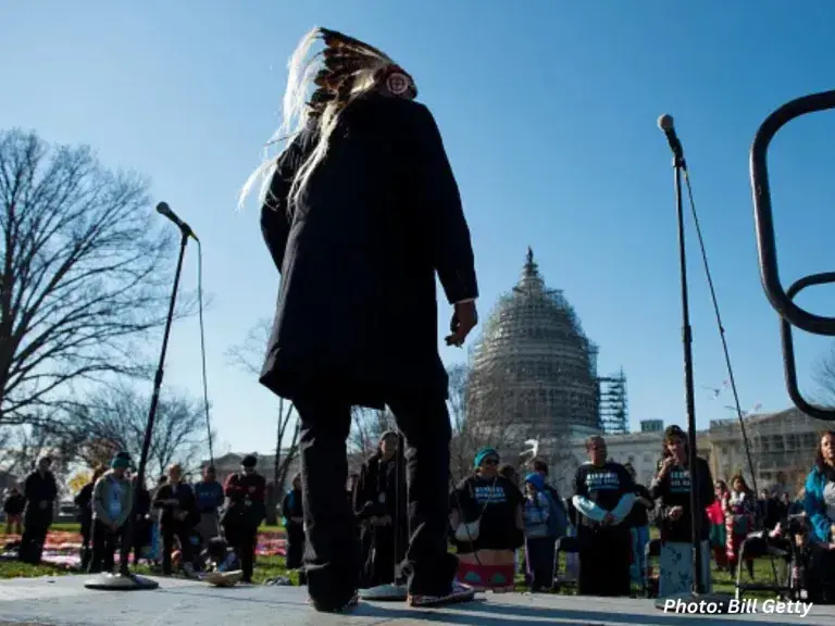 El jefe de la tribu Sioux, Arvol, mira a los caballos, reza durante una manifestación frente a la Corte Suprema.