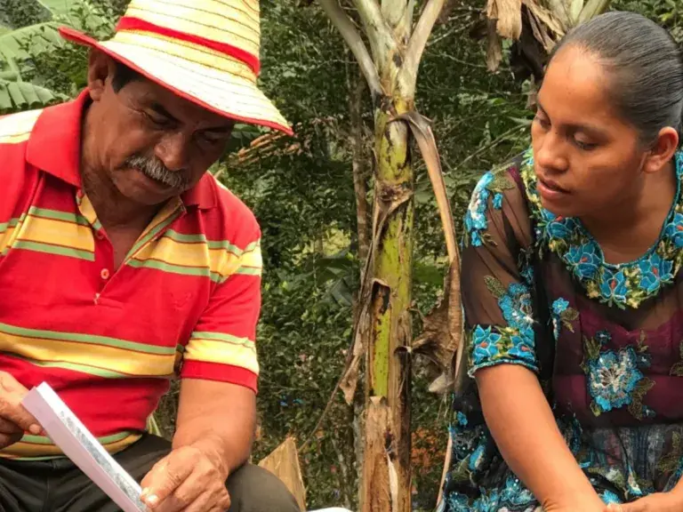 Obtenido de Mongabay. Muestra a dos personas en Guatemala cerca del lote 9.