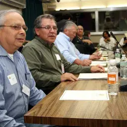 14 de octubre de 2010 Los líderes tribales discuten la declaración de la ONU con funcionarios estadounidenses