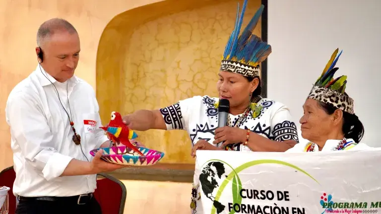 Chris recibió un obsequio en la Conferencia